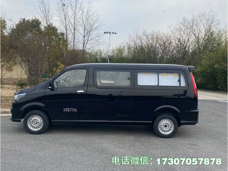 殡葬车是殡葬专用遗体转运通用型核心车辆，采用专用底盘打造，配备遗体固定、密封、消毒等基础设施，运行稳定、操作便捷，卫生防腐、防漏防污，适配各类殡葬遗体转运场景，包括医院接运、馆内转运、馆与火葬场转运等，符合殡葬行业标准与道路运输规范，庄重实用、适配性强，可满足殡葬服务机构各类基础遗体转运需求，是殡葬行业应用最广泛的通用型转运设备。
