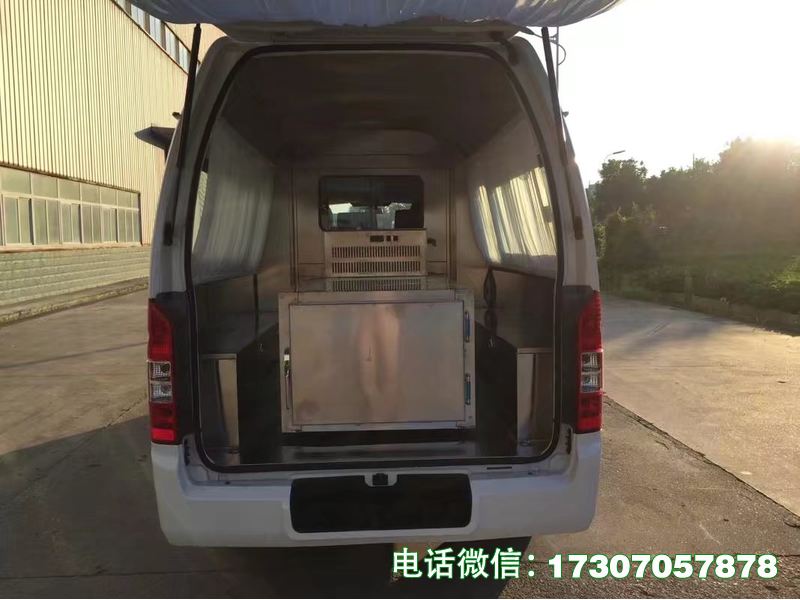 殡葬遗体运输车是殡葬专用遗体转运主力车辆，采用专用底盘打造，配备加固遗体固定装置和密封车厢，运行稳定、操作便捷，卫生防腐、防漏防污，适配各类殡葬遗体转运场景，包括医院接运、长途转运、馆内转运等，符合殡葬行业标准与道路运输规范，承载能力强、适配性广，可高效完成各类遗体转运任务，兼顾庄重性与实用性，是殡葬行业遗体转运的主力设备。