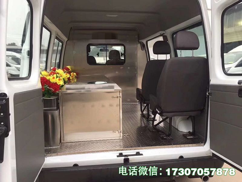 殡仪遗体冷藏车是殡葬专用殡仪冷藏遗体车辆，采用殡仪专用冷藏底盘打造，配备高精度制冷系统和密封保温车厢，制冷稳定、保温性好，卫生防腐、防漏防污，运行专业、操作便捷，适配各类殡仪冷藏遗体转运场景，包括遗体接运、长途冷藏、交接转运等，符合殡葬行业标准与殡仪作业规范，可长效保持遗体新鲜度，保障遗体完整性，贴合殡仪服务的庄重性与专业性。