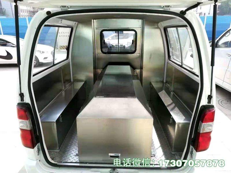遗体冷冻运输车是殡葬专用遗体冷冻转运核心车辆，采用冷冻专用底盘打造，配备高效冷冻系统和密封保温车厢，冷冻效果稳定、控温精准，卫生防腐、防漏防污，运行可靠、操作便捷，适配各类遗体冷冻转运场景，包括长期冷冻转运、偏远地区转运等，符合殡葬行业标准与卫生规范，可长效保持遗体冷冻状态，防止遗体变质，保障遗体完整性，兼顾实用性与安全性，是殡葬行业冷冻遗体转运的核心设备。