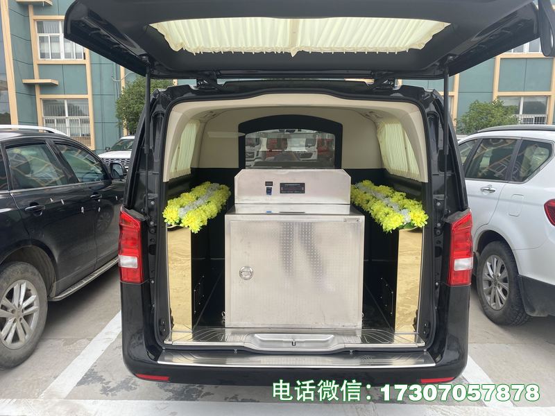 拉遗体殡仪车是殡葬专用拉遗体殡仪转运车辆，采用殡仪专用底盘打造，配备殡仪专用遗体固定、消毒设施和密封车厢，运行稳定、操作专业，卫生防腐、防漏防污，适配各类拉遗体殡仪转运场景，包括遗体接运、事故现场拉运、乡村拉运等，符合殡葬行业标准与殡仪作业规范，庄重得体、适配性强，可高效完成拉遗体殡仪转运任务，满足殡仪服务拉运需求。
