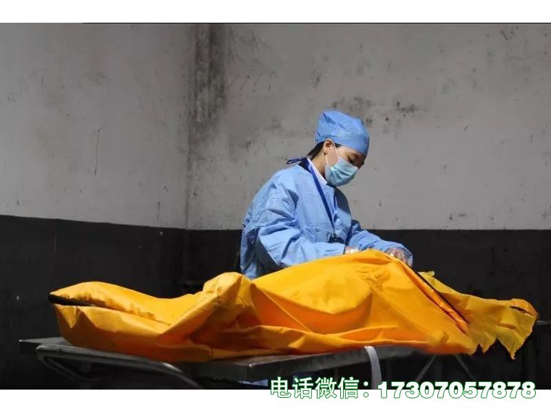 殡仪馆美容桌是殡葬专用遗体美容固定作业桌，采用不锈钢打造，台面平整、结构稳固，易清洁耐腐蚀，配备工具收纳功能，操作便捷，适配殡仪馆美容作业，符合殡葬行业卫生与作业安全标准。