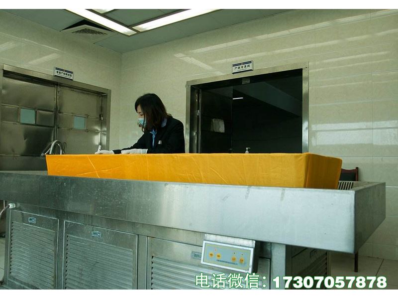 遗体化装整容台是殡葬专用遗容化装与整容一体化作业平台，采用优质304不锈钢打造，台面可调节角度，结构稳固、卫生安全，配备工具收纳功能，操作便捷，适配殡仪馆化装整容作业，符合行业卫生与作业安全标准，可高效完成遗容化装与整容双重作业，适配各类殡葬场地。