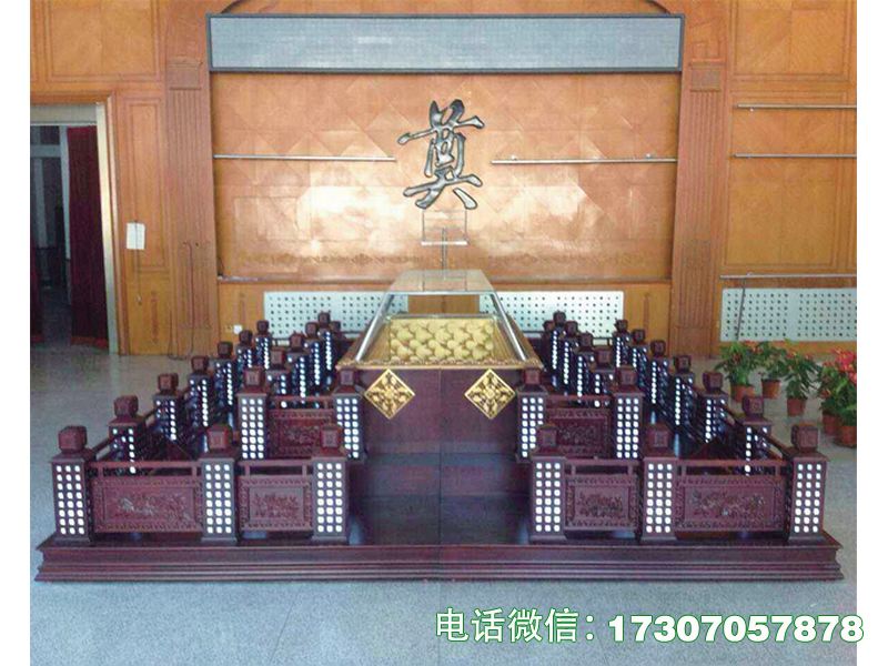 全自动实木瞻仰告别台采用高端实木与全自动系统结合，外观华贵，操作便捷，可自动调节角度，适配高端殡葬告别场景，兼具仪式感与便捷性，符合高端殡葬服务标准。