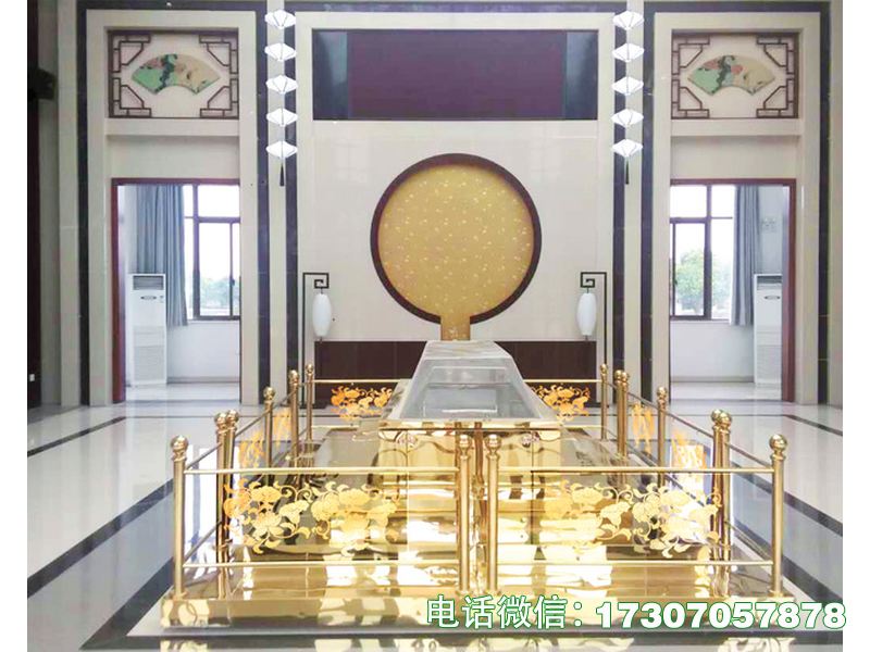 殡仪馆告别瞻仰台是殡仪馆专用告别瞻仰设备，结构坚固耐用，外观庄重，台面防滑稳固，适配殡仪馆各类告别场景，便于工作人员操作与清洁，符合殡仪馆规范化作业标准。