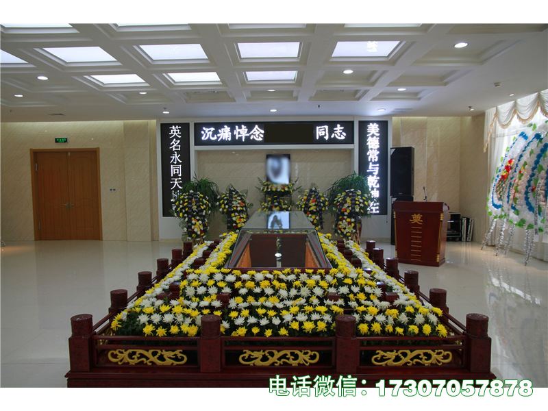 智能型瞻仰台是殡葬智能一体化遗体瞻仰设备，搭载智能操控系统，可远程调节角度与高度，外观庄重，台面稳固防滑，便于亲友瞻仰，运维便捷，符合殡葬行业智能化发展标准。